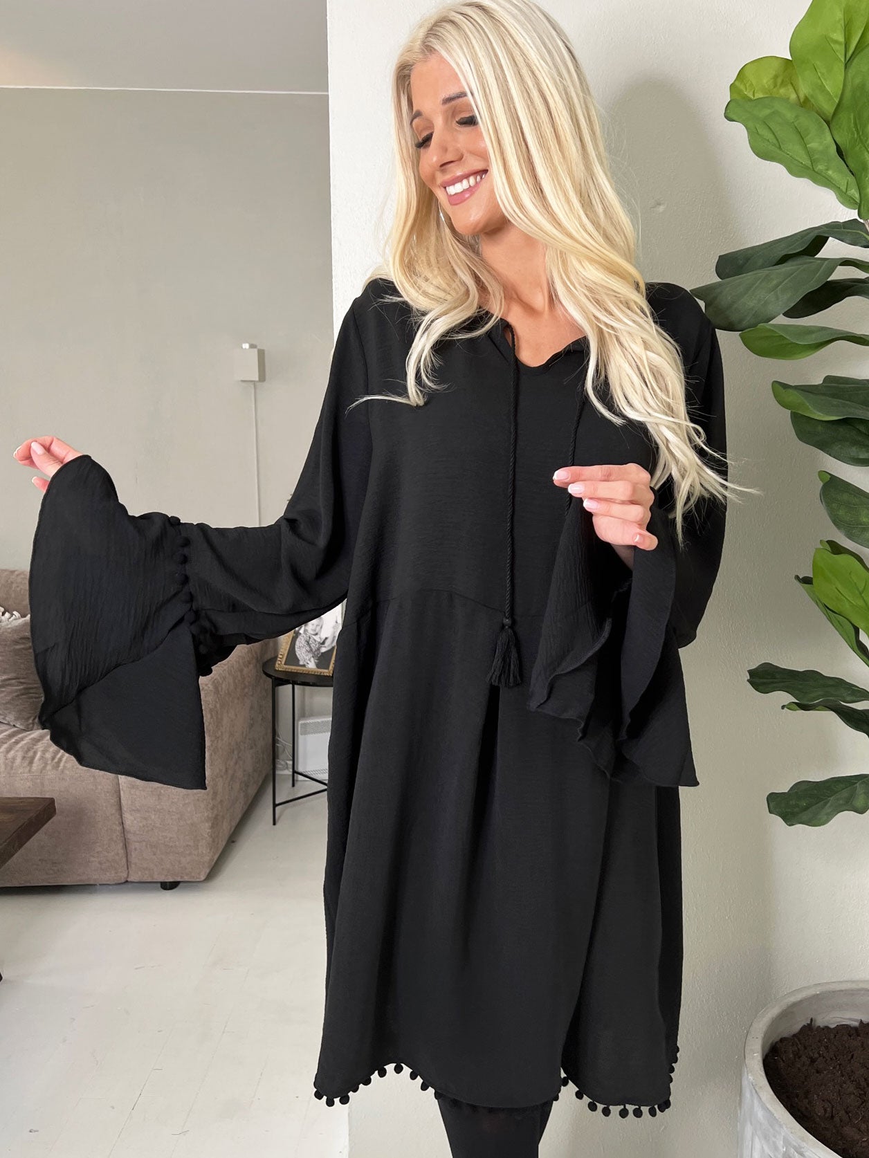 Matilda - Sød kjole med små pompoms